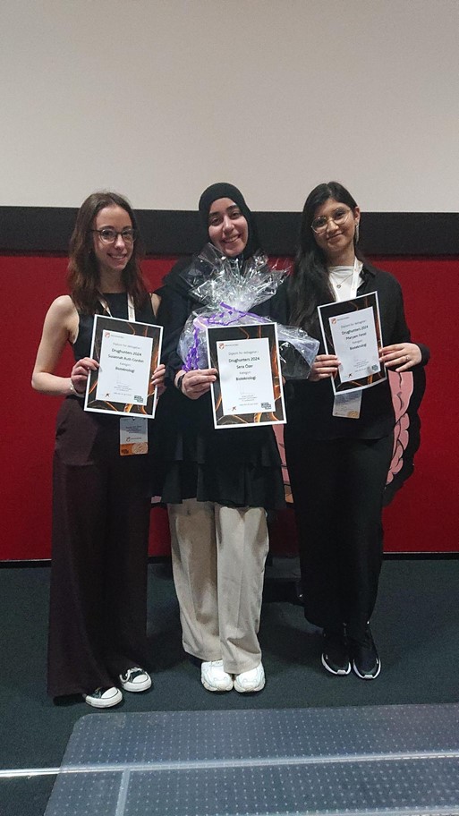 Susannah, Sena og Mayam får diplomer for deres flotte andenplads