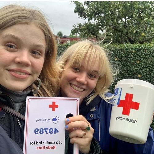 Billede af elever, der samler ind til Røde Kors