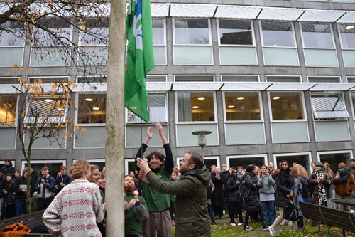 Billede af Det Grønne Flag, der bliver hejst