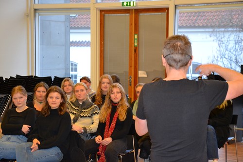 Billede af elever, der hører oplæg med Jesper Trier Gissel i Festsalen