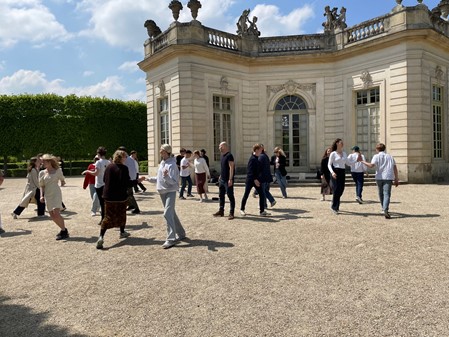 2.t danser lanciers uden for Versaillesslottet
