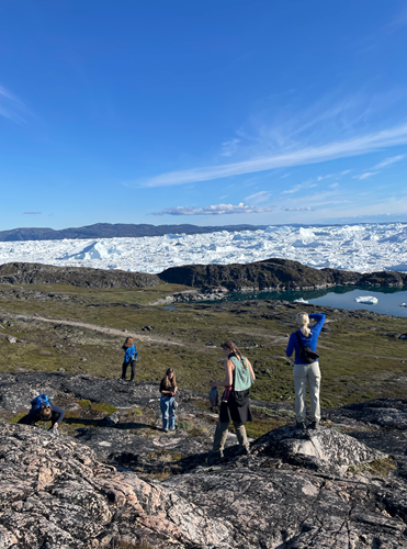 Clara på tur i den grønlandske natur