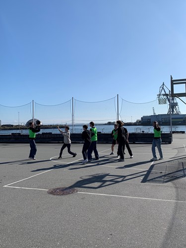 Basket på havnen