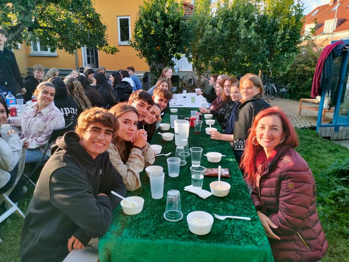 De spanske elever og deres lærer smager risalamande