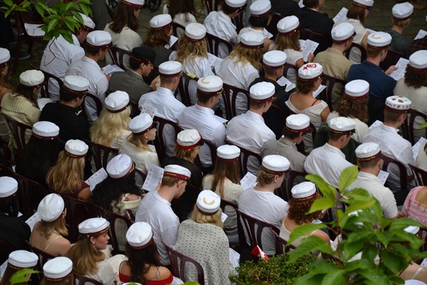 Studenter i skolegården