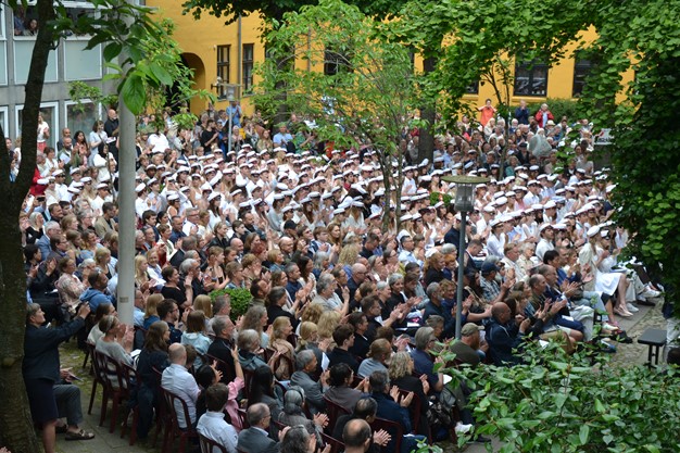 Skolegården var fyldt med venner, familie og studenter