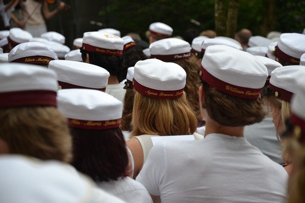 Skolegården var fyldt med studenter