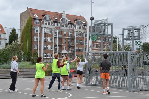 Elever spiller basket på Havnepladsen