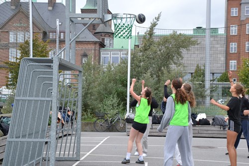 Elever spiller basket på Havnepladsen