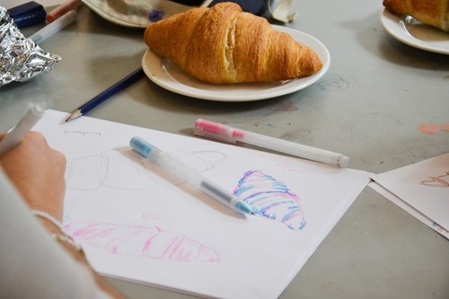 Elever tegner croissant croquis