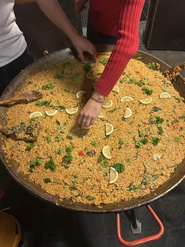 Elever laver paella