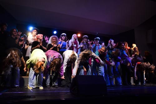 Holdet bag musicalen bukker på scenen