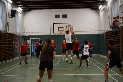 Elever og lærere spiller volleyballkamp