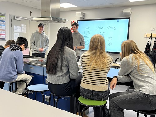 Dette skoleårs sprogambassadører underviser folkeskoleelever med små egenudviklede undervisningsforløb