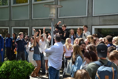 Elever i skolegården til 3.G'ernes sidste skoledag