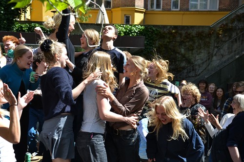 Elever i skolegården til 3.G'ernes sidste skoledag