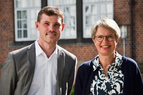 Borgmester Anders Winnerskjold og rektor Lone Eibye Mikkelsen i skolegården