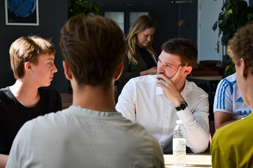 Anders Winnerskjold og musikelever i Elevkantinen