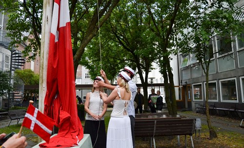 De tre første studenter hejser flaget i skolegården