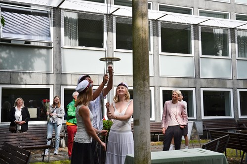 De tre første studenter hejser flaget i skolegården