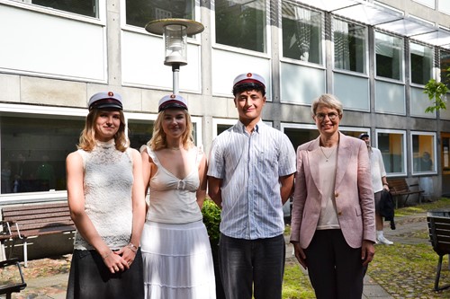 Isabella Houston Lund, Marie Bering Bødker Andersen, David Christian Kibsgård og Lone Eibye Mikkelsen i skolegården