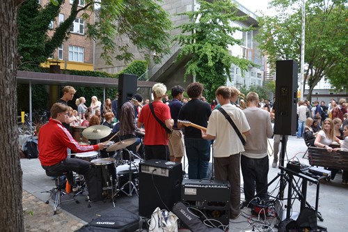 Liveband i skolegården