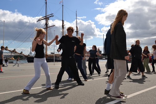 Eleverne danser