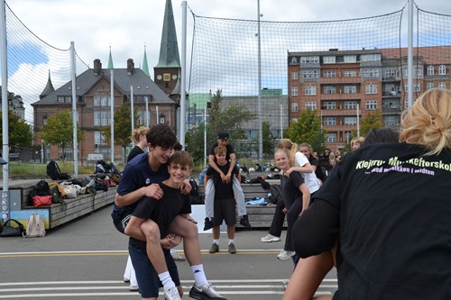 Eleverne griner og humøret er højt i denne leg