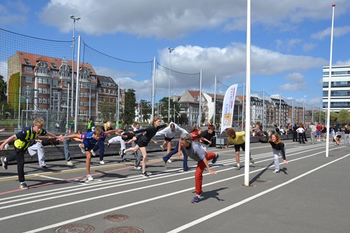 Eleverne laver yoga