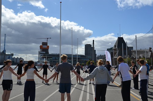 Eleverne danser i rundkreds