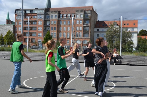 Eleverne spiller basketball