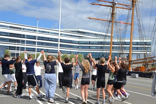 Eleverne danser på Havnepladsen