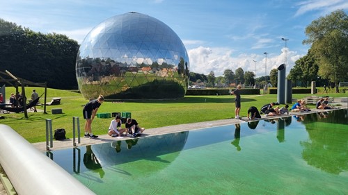 Elever udenfor i solen på Vejle Idrætshøjskole