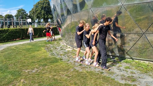 Eleverne laver teambuilding