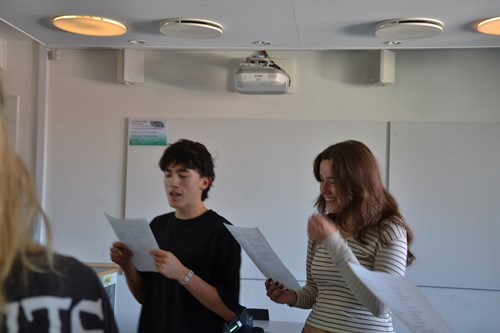 Titus og Julia til danskundervisning med danske sange