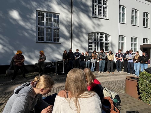 Spanskelever og deres lærere lavede flashmob i skolegården med macarena-dans