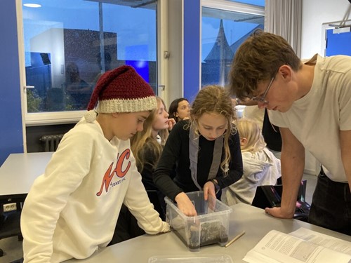 Skolens elever underviser folkeskoleelever i videnskab Skolens elever underviser folkeskoleelever i videnskab