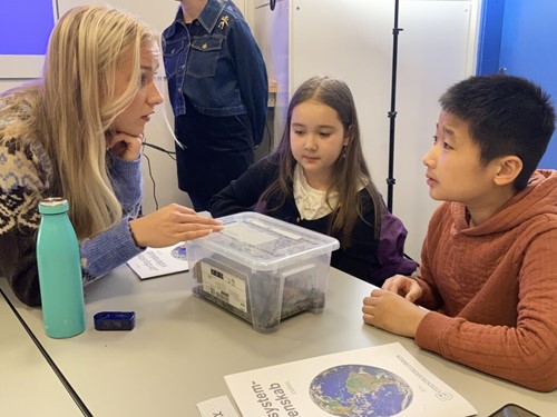 Eleverne her på skolen underviser folkeskoleelever Eleverne her på skolen underviser folkeskoleelever