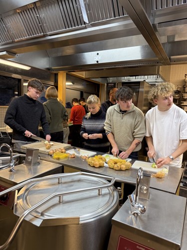 Eleverne er fælles om madlavning