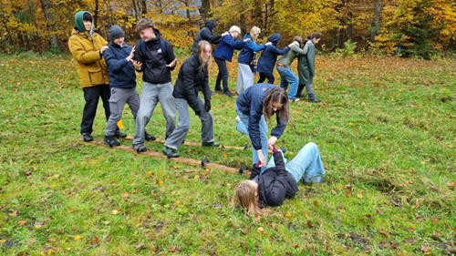 Eleverne laver samarbejdsøvelser udenfor