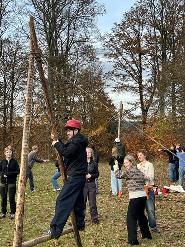 Eleverne laver samarbejdsøvelser udenfor