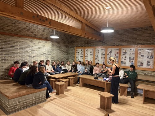 Eleverne sidder indefor på Sletten