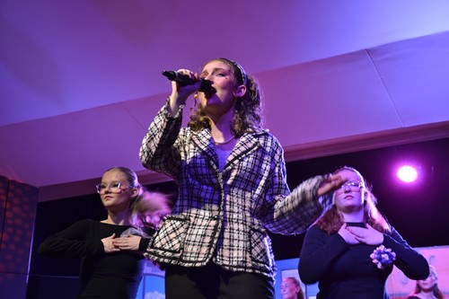 Skuespillere synger på scenen