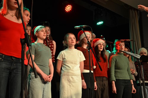 Skolens kor sang smukt julebazaren i gang Skolens kor sang smukt dagen i gang med udvalgte julesange