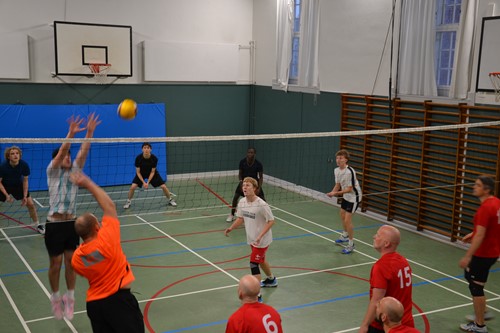 Den årlige eleverne mod lærerne volleykamp løb af stablen Den årlige eleverne mod lærerne volleykamp løb af stablen