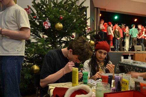 Der bliver lavet julepynt i festsalen Der bliver lavet julepynt i festsalen