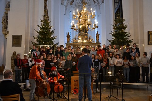 Skolens 3.g musikklasser spiller