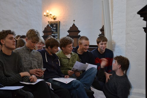 Drengene her venter på, at juleafslutningen begynder