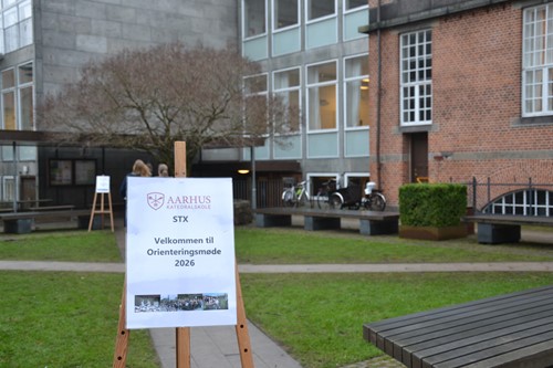 Velkomstskilt i skolegården