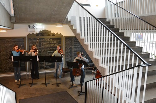 Skolens musikelever byder velkommen